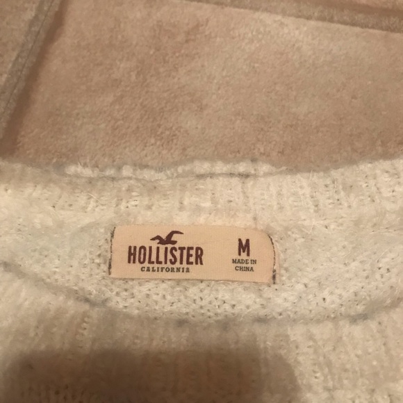 Very cute hollister fuzzy snowflake sweater fuzzy and cropped style - Picture 3 of 3
